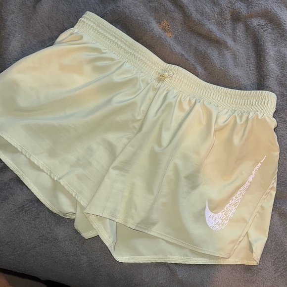 green nike shorts - Picture 1 of 1